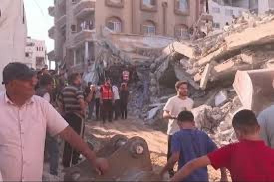 12 قتيلًا وأكثر من 100 مفقود بانهيار مبنى في غزة