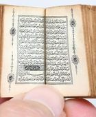 مصحف نادر بحجم 26 ملليمترا يخطف الأنظار في معرض أبوظبي للكتاب