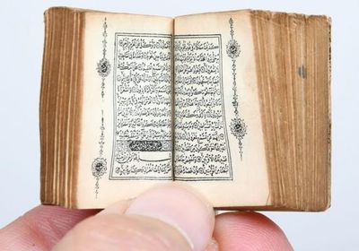 مصحف نادر بحجم 26 ملليمترا يخطف الأنظار في معرض أبوظبي للكتاب