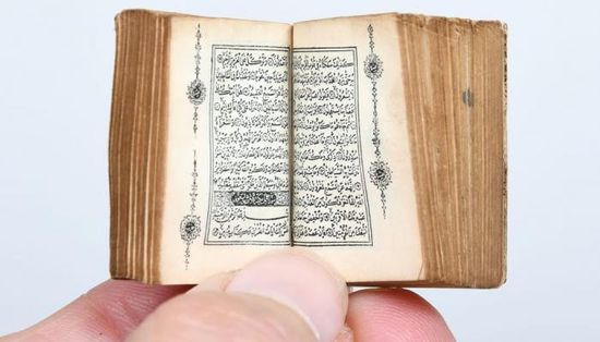 مصحف نادر بحجم 26 ملليمترا يخطف الأنظار في معرض أبوظبي للكتاب