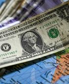 انخفاض طفيف للدولار بعد بلوغه أعلى مستوى في 7 أسابيع