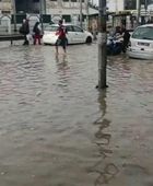 أمطار غزيرة تضرب تونس.. سيول تجرف السيارات وتعليق الدراسة