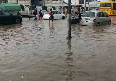 أمطار غزيرة تضرب تونس.. سيول تجرف السيارات وتعليق الدراسة