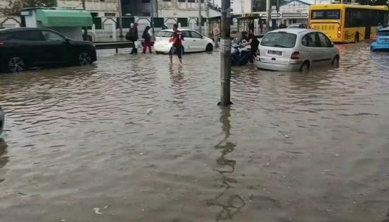 أمطار غزيرة تضرب تونس.. سيول تجرف السيارات وتعليق الدراسة