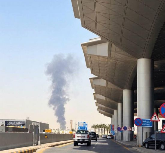 رويترز: تصاعد ألسنة اللهب وأعمدة الدخان قرب مطار الرياض