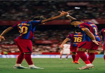 هاتريك رافينيا يمنح برشلونة فوزًا مثيرًا على إشبيلية