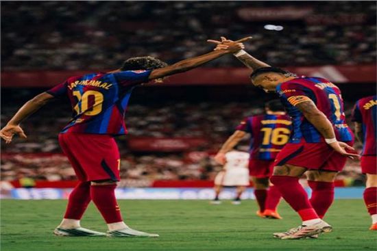 هاتريك رافينيا يمنح برشلونة فوزًا مثيرًا على إشبيلية