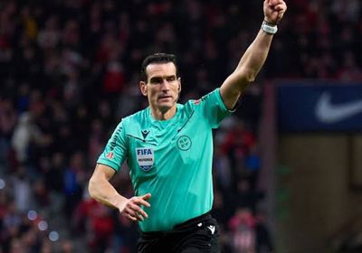 تقييم كارثي لحكم مباراة برشلونة وإشبيلية 