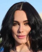 سلاف فواخرجي تحسم قرار العودة إلى سورية