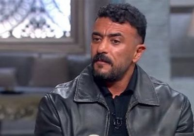نقل والد الفنان أحمد العوضي إلى المستشفى بعد تعرضه لأزمة صحية 