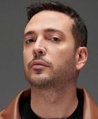 مغن تركي يطرد شابا من حفله بسبب التدخين 