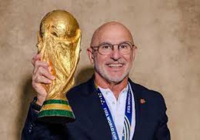 إسبانيا تمدد عقد دي لا فوينتي حتى 2032 بعد فوزه بكأس العالم