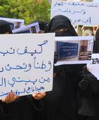 وقفة تضامنية في المكلا رفضا لفصل المعلمين المتعاقدين