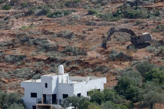 جرافات إسرائيلية تقتلع أشجار زيتون فلسطينية قبيل موسم الحصاد