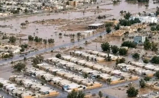بعد أمطار غزيرة.. السيول تجتاح مدنًا وتقطع طرقًا رئيسية في ليبيا