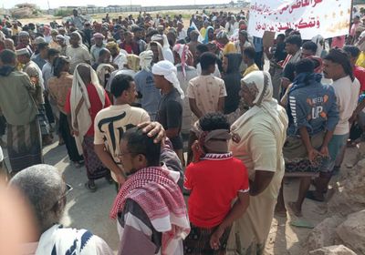 احتجاجات لعمال ميناء الشحر للمطالبة بسرعة إعادة تشغيله