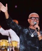 عمرو دياب يلتقي جمهوره بالقاهرة في حفل ضخم بالمنارة أرينا