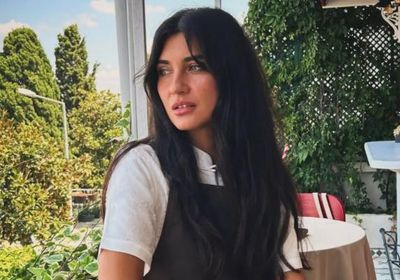 توبا بويوكستون ترد على جدل صورة "سلطانة" وتنتقد معايير أجساد النساء