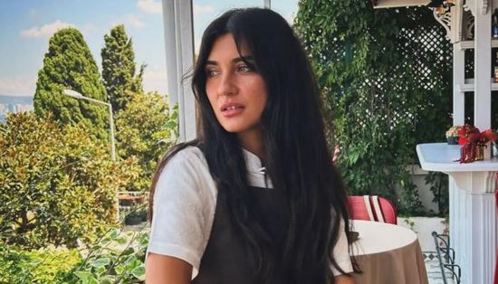 توبا بويوكستون ترد على جدل صورة "سلطانة" وتنتقد معايير أجساد النساء