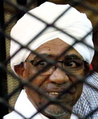 "البشير" يطلب السماح بالسفر خارج السودان لتلقي العلاج