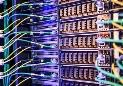 الطلب على معالجات مراكز البيانات يحقق مكاسب قوية لأسهم إنتل وآرم