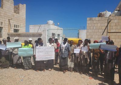 معلمو سقطرى المتعاقدون ينظمون وقفة للمطالبة بمستحقاتهم المالية