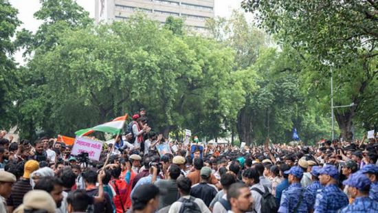 مظاهرات مكثفة تطالب باستقالة رئيس مفوضية الانتخابات بالهند