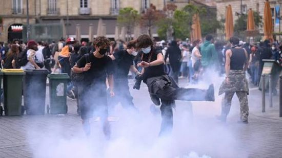 فرنسا تعلق استخدام القنابل الصوتية ضد المشاركين في الاحتجاجات الطالبية