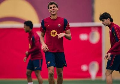 حمزة عبدالكريم يعود لبرشلونة بمعنويات هدفه الدولي الأول