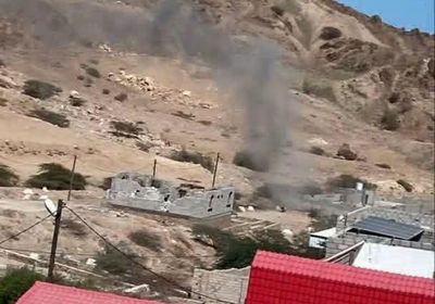 غارة تستهدف سيارة بـ4 صواريخ في منطقة المعاوص بالمكلا