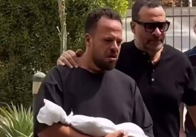 ماجد المصري يساند نجله في جنازة حفيده الرضيع يونس