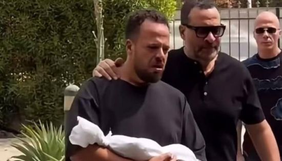 ماجد المصري يساند نجله في جنازة حفيده الرضيع يونس