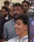أحمد العوضي يعترض على تصرف حارسه مع أحد المعجبين