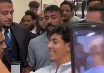 أحمد العوضي يعترض على تصرف حارسه مع أحد المعجبين