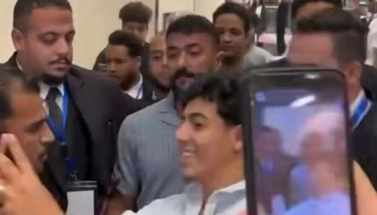 أحمد العوضي يعترض على تصرف حارسه مع أحد المعجبين