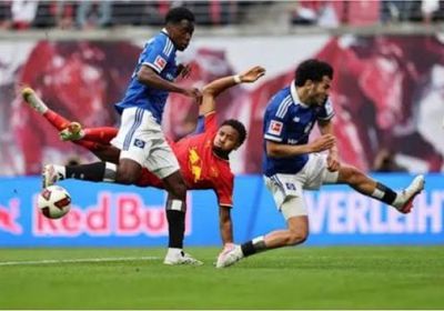 فرايبورج بعشرة لاعبين يفوز على شالكه ويتصدر الدوري الألماني