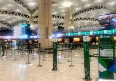 السعودية تعلن مقتل شخص وإصابة 11 آخرين في استهداف مطار الملك خالد 