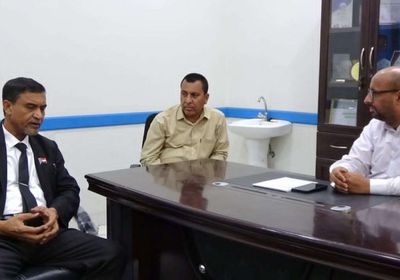 رئيس انتقالي وادي حضرموت يزور مركز علاج الأورام بسيئون