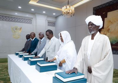 السودان.. أعضاء المحكمة الدستورية يؤدون اليمين أمام البرهان