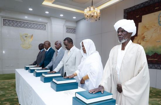 السودان.. أعضاء المحكمة الدستورية يؤدون اليمين أمام البرهان