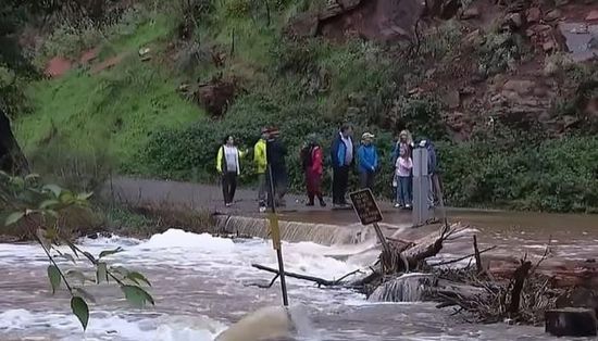 فيضانات أريزونا تحاصر 65 مخيما بعد غمر الجسر الوحيد للخروج