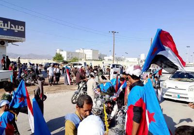 بدء توافد الحشود إلى عتق احتفالاً بذكرى 14 أكتوبر