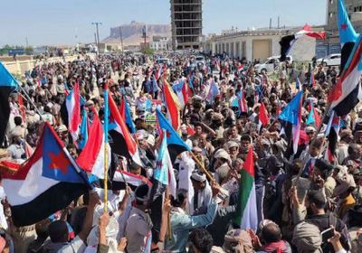 استجابة لدعوة الرئيس الزُبيدي.. احتشاد الآلاف في عتق للاحتفال بذكرى 14 أكتوبر