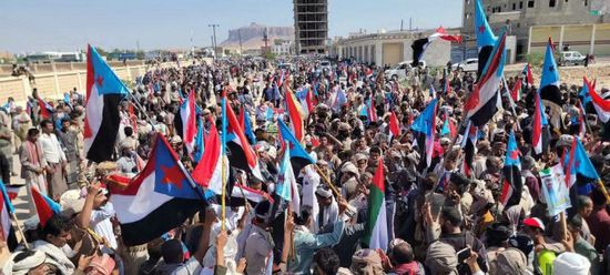 استجابة لدعوة الرئيس الزُبيدي.. احتشاد الآلاف في عتق للاحتفال بذكرى 14 أكتوبر