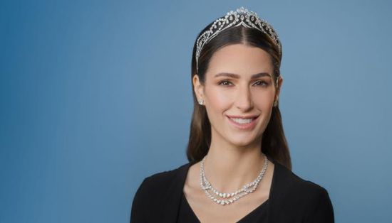 الأميرة رجوة الحسين تخطف الأنظار بفستان كحلي في احتفال أردني