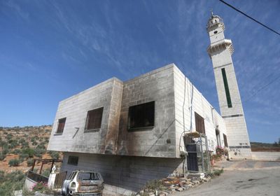 مستوطنون يشعلون النار في مسجد فلسطيني بالضفة الغربية