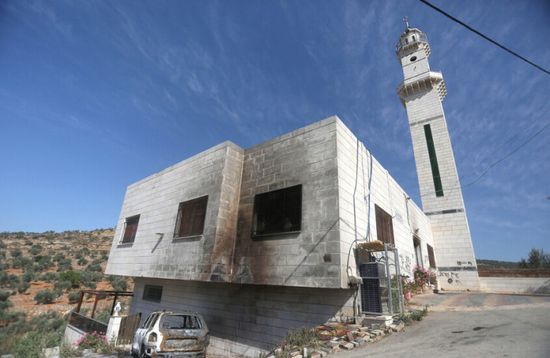 مستوطنون يشعلون النار في مسجد فلسطيني بالضفة الغربية