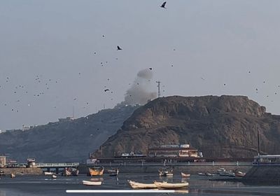 مليشيا الحوثي تقصف المعاشيق في عدن بالصواريخ الباليستية