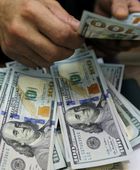 تراجع العملة الأمريكية عن ذروة 18 شهراً تحت ضغط السندات