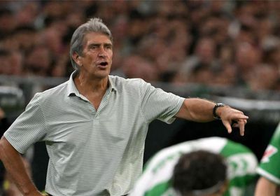 بيليغريني يهاجم حكم مباراة برشلونة وريال بيتيس